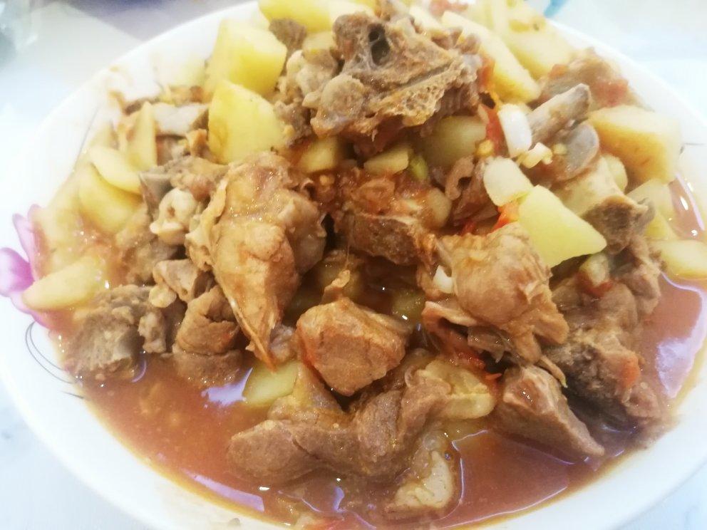 西红柿土豆炖牛腩