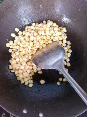 火腿肠红椒炒玉米粒的做法 步骤2