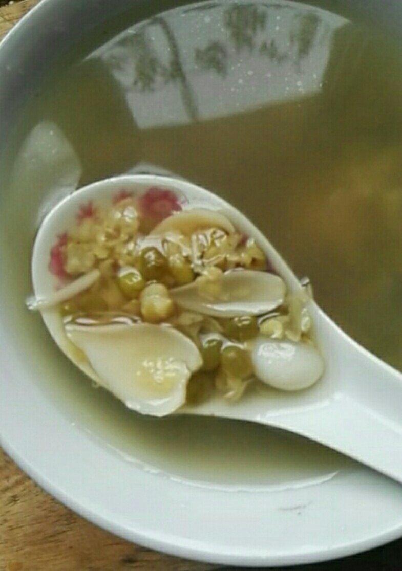 学生小树做的绿豆百合汤