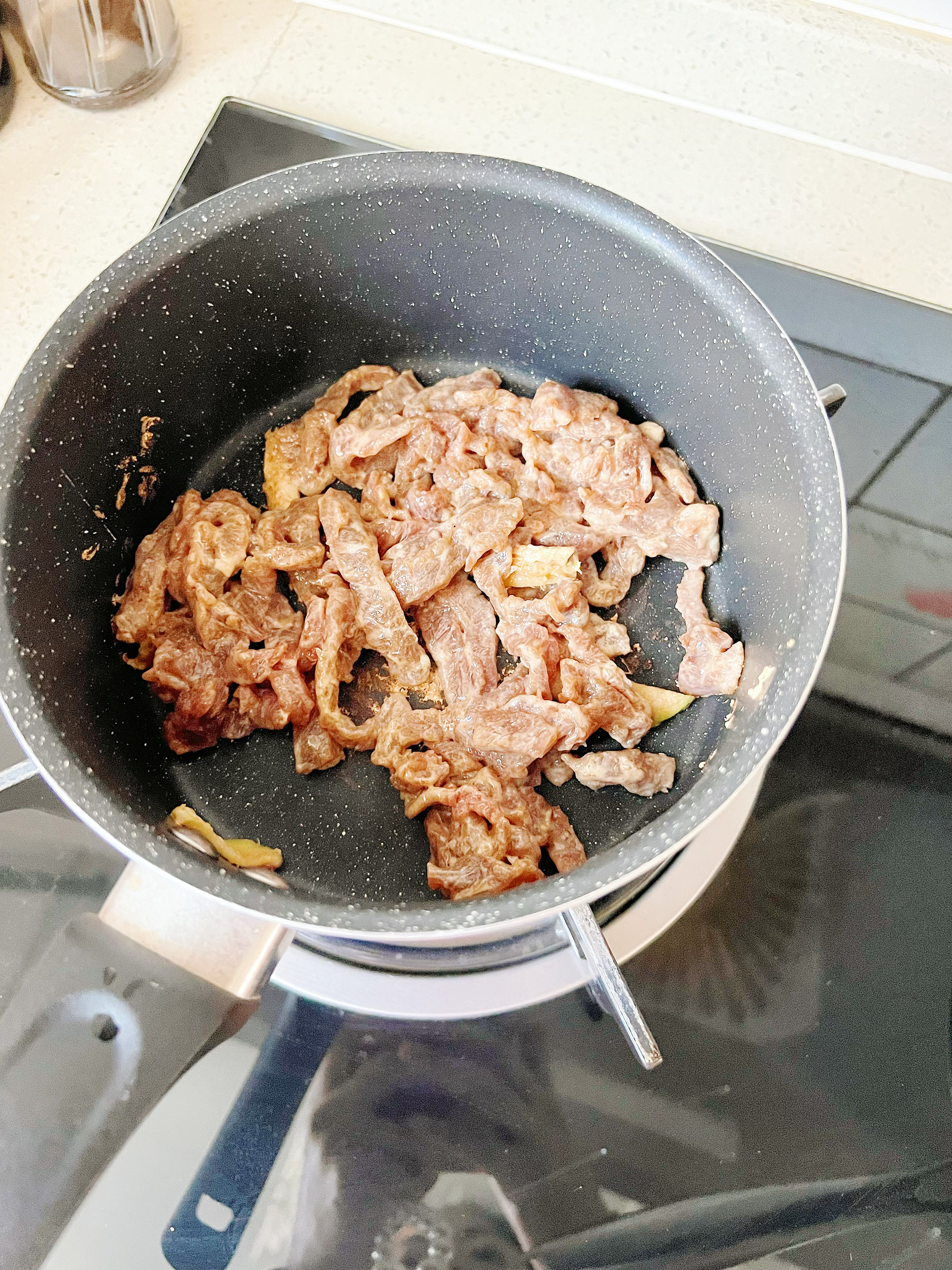 幼儿园的牛肉菌菇焖饭的做法 步骤3