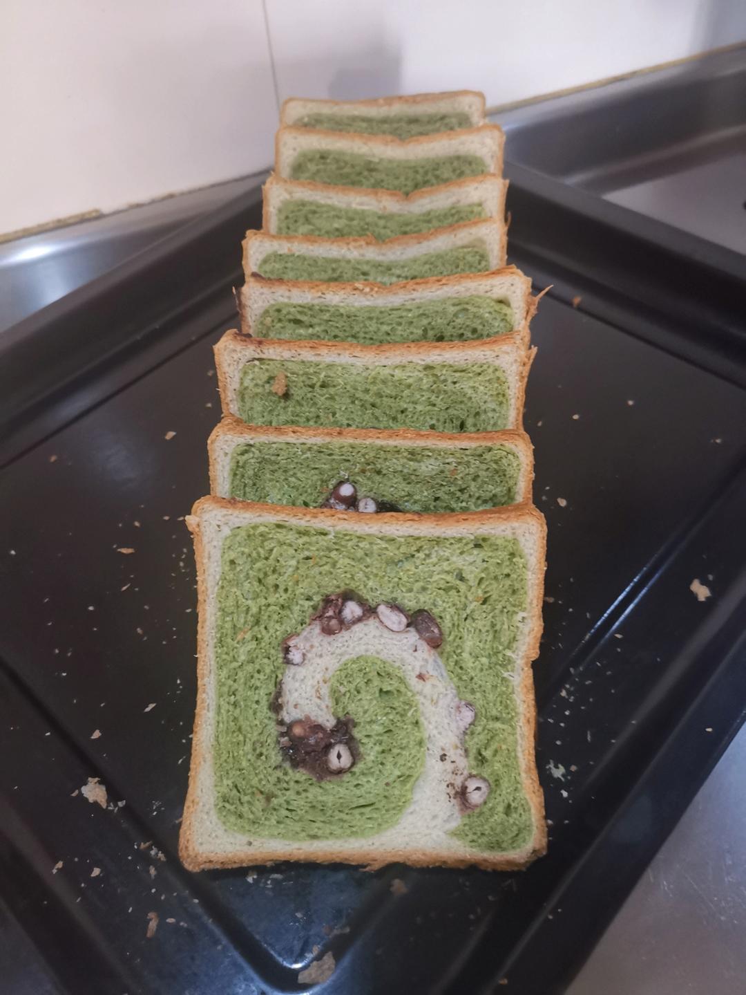 清香柔软的抹茶红豆吐司