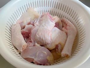 滋补汽锅鸡「原汁原味不加一滴水」的做法 步骤1