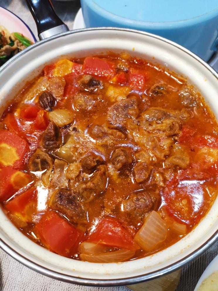 焖牛腩西红柿洋葱胡萝卜土豆的做法