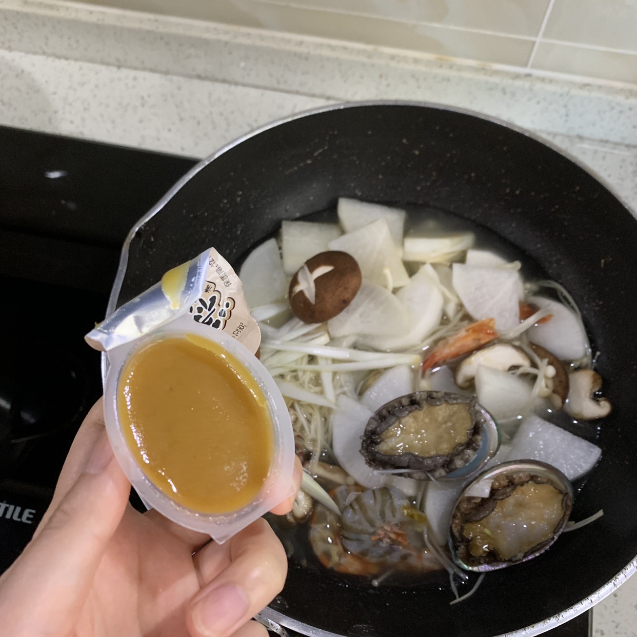 小海鲜➕菌菇 年糕煲（只要浓汤宝，无需额外调味料）的做法 步骤3