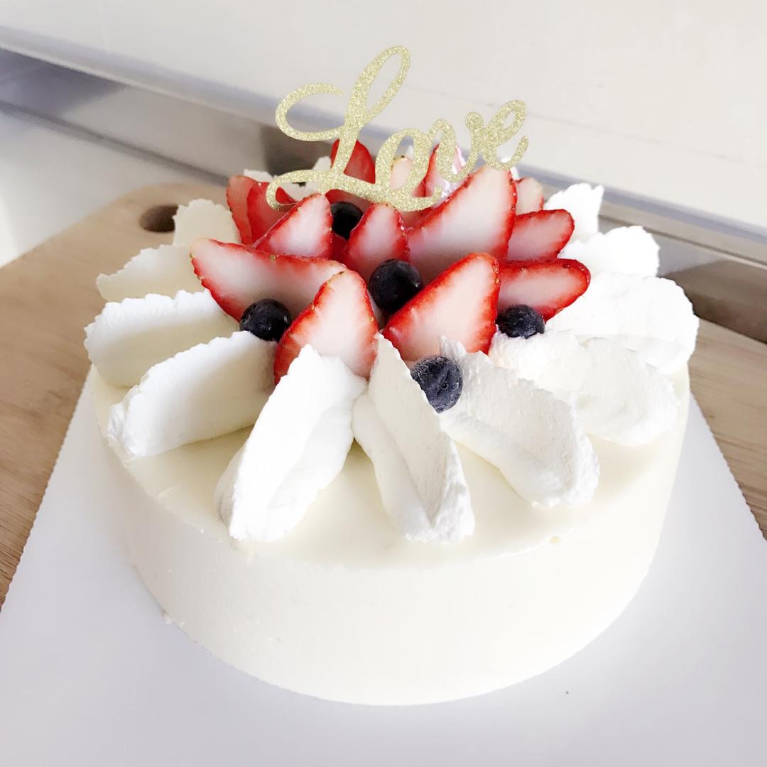 哼唧桃做的草莓流心生乳酪慕斯蛋糕