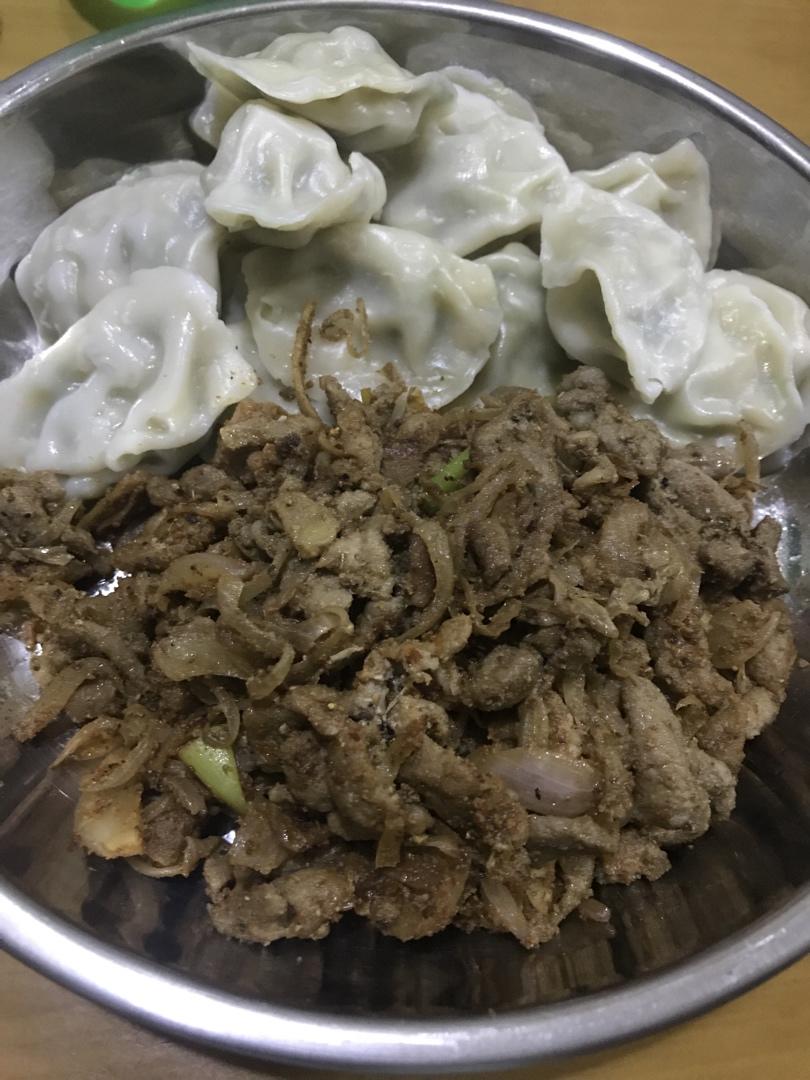 烤肉摊的秘制烤羊肉串~