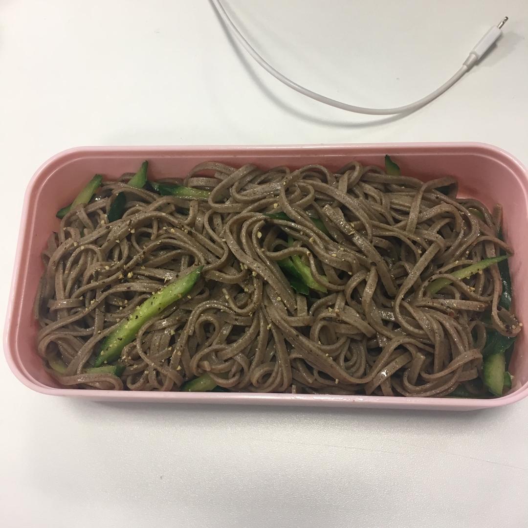 黄瓜芝香凉拌面丨健康·三餐