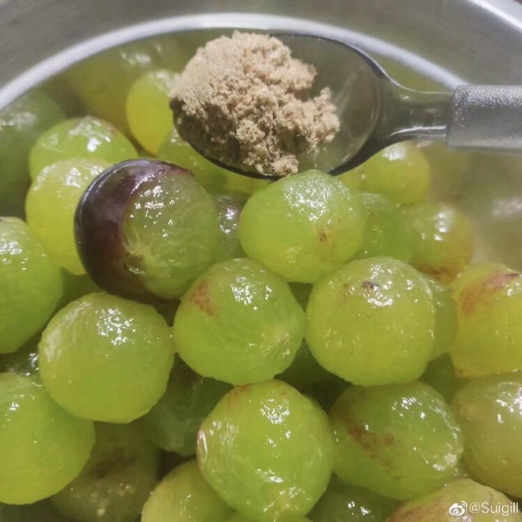 葡萄&酸梅粉神仙组合：上层酸爽冰镇葡萄下层酸梅汁冰沙的做法