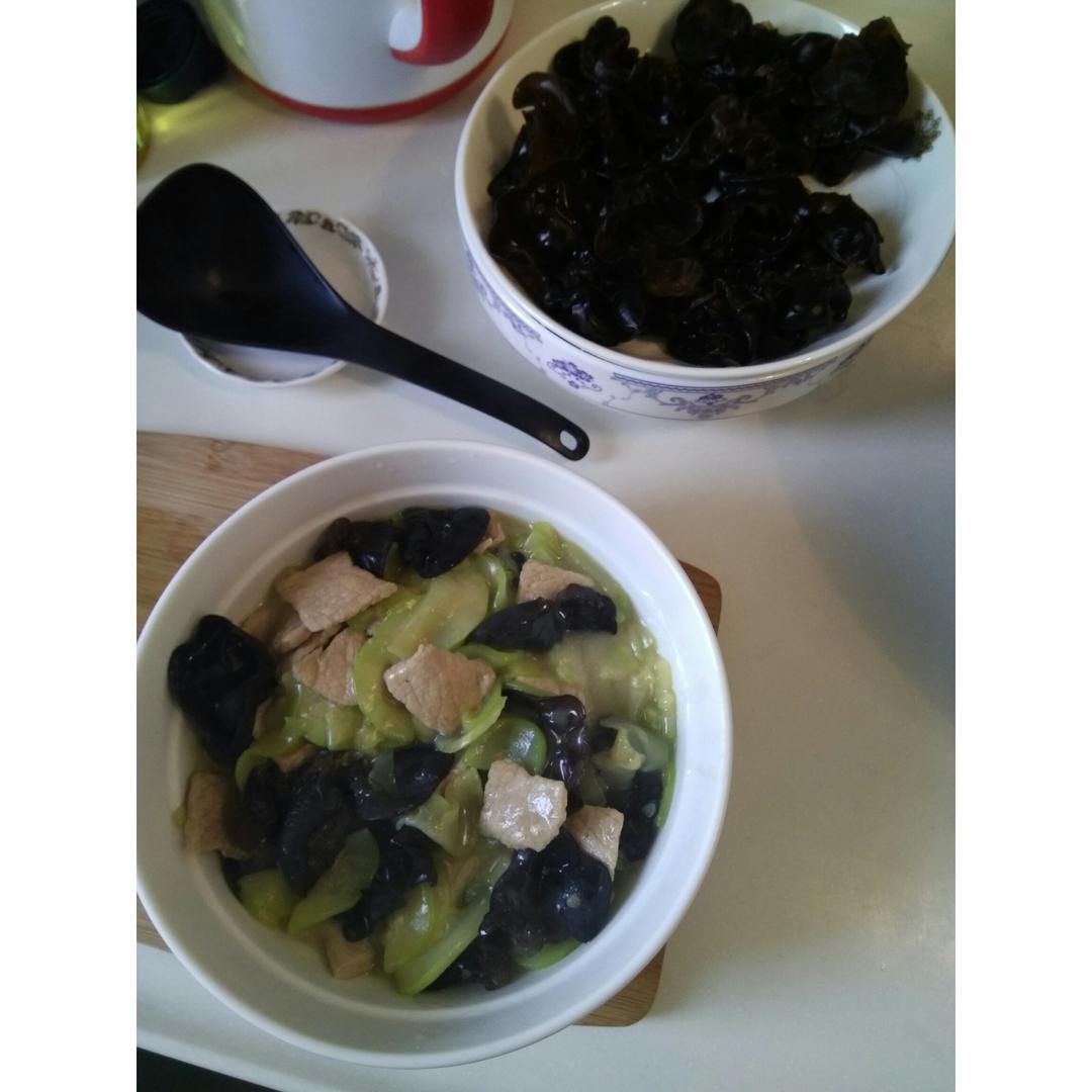 西葫芦肉片炒木耳