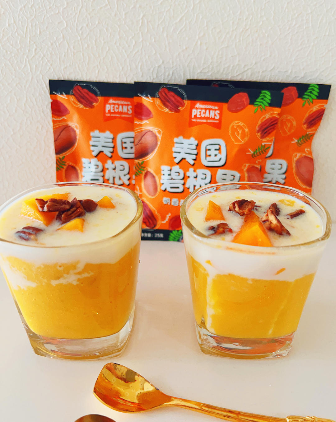 夏日凉品碧根果芒果奶昔