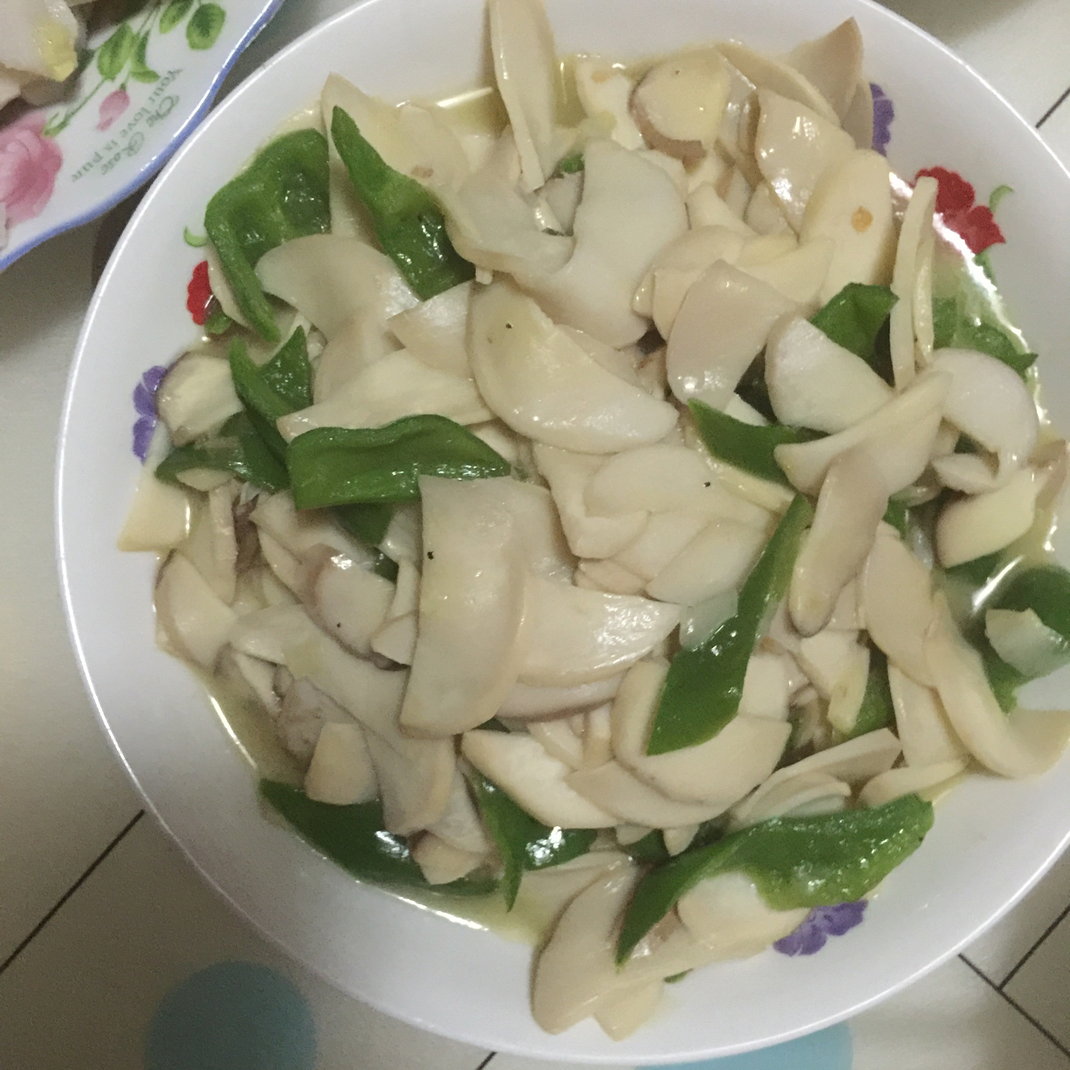 青椒炒鸡腿菇