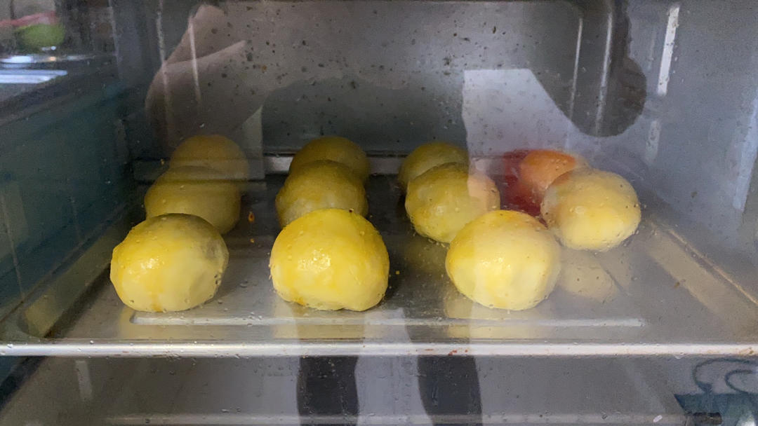 酥到掉渣的美味蛋黄酥