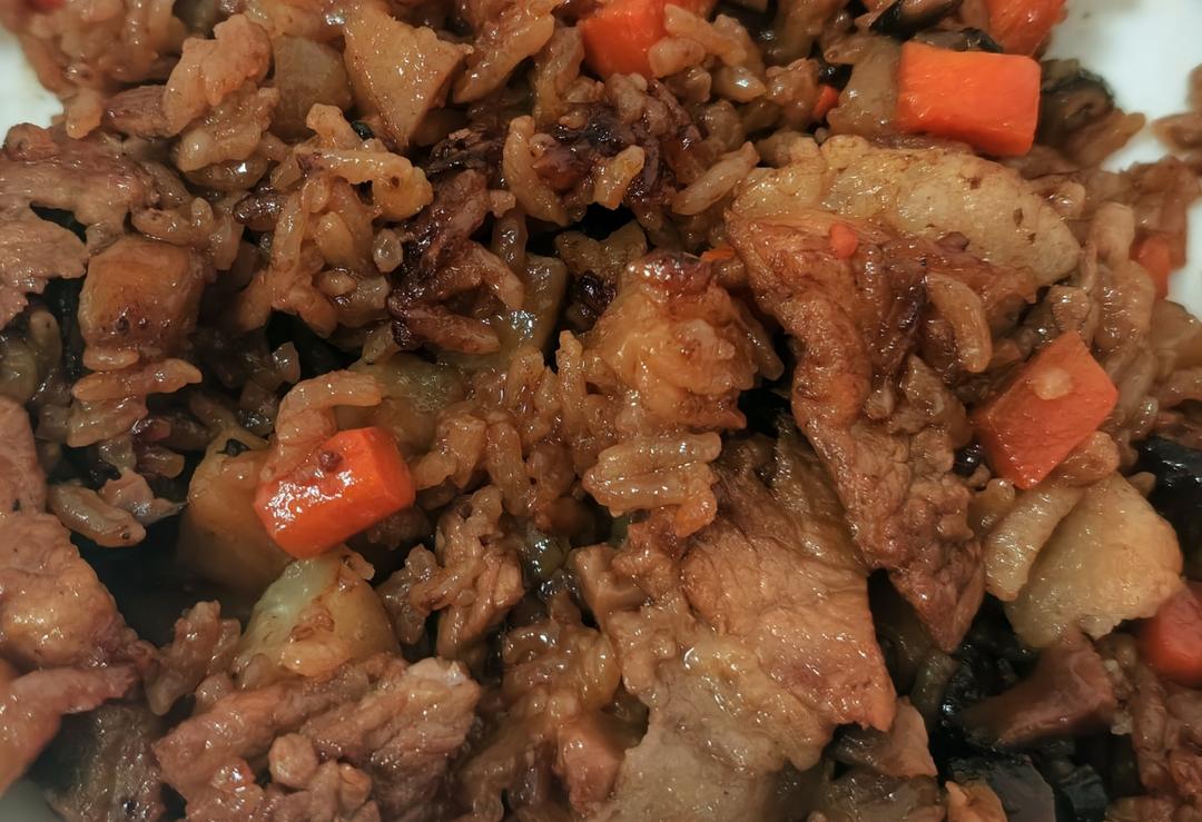 五花肉焖饭