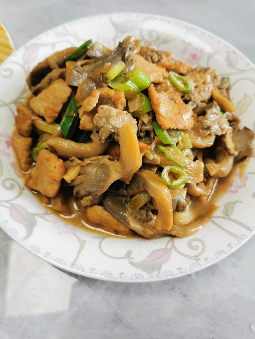 平菇炒肉片