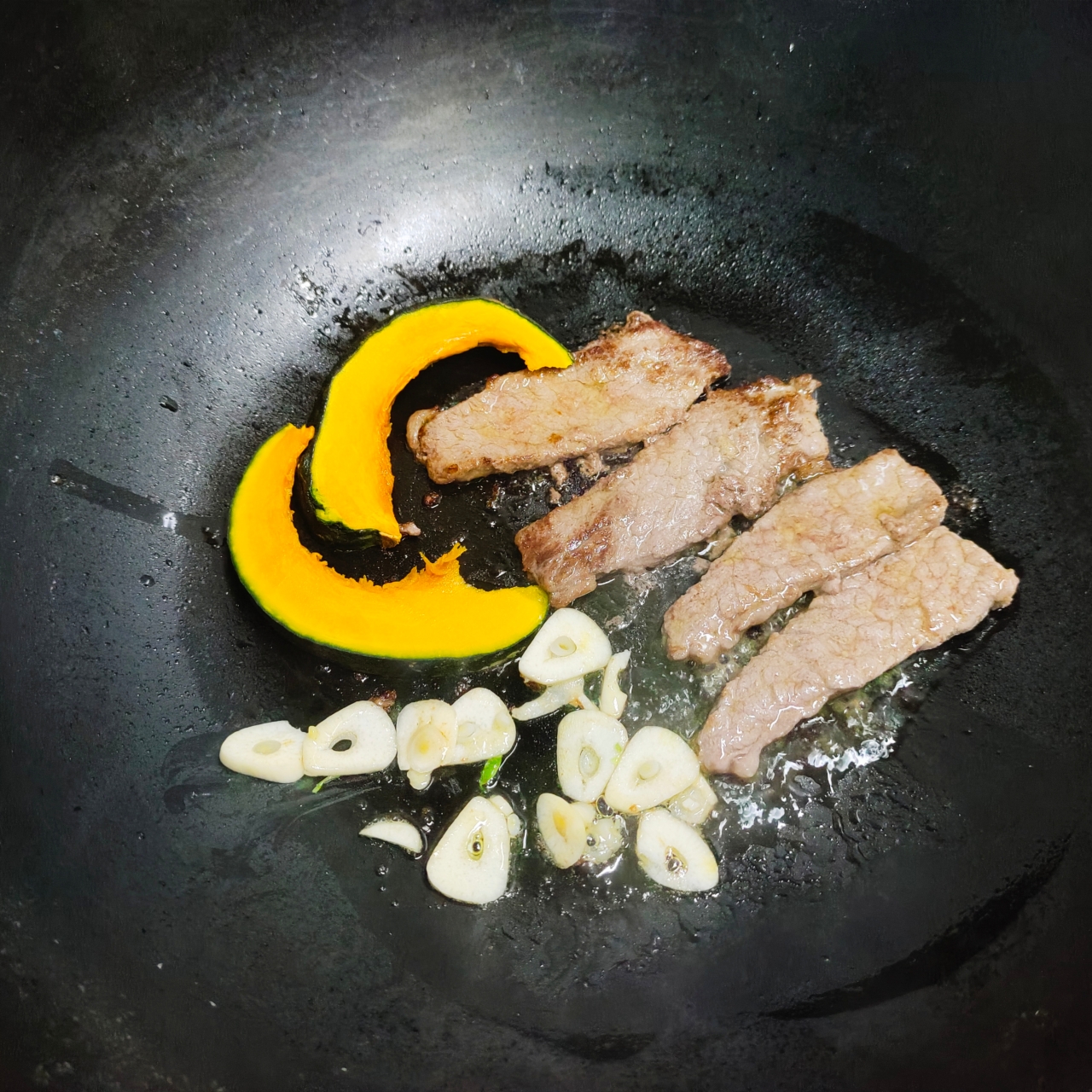 澳洲牛肉 蒜香煎牛肉面条儿童简餐的做法 步骤5