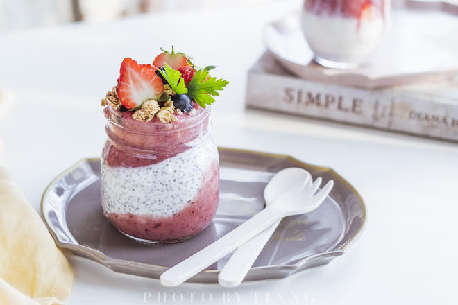 莓果奇亚籽酸奶布丁. Berries Chia Pudding Parfait.的做法