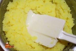 香港半岛酒店 奶黄月饼，更像奶黄酥无流心版的做法 步骤5