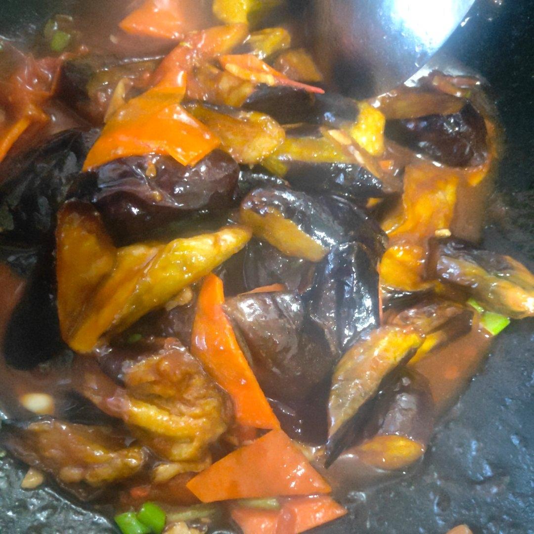 红烧茄子（佐西红柿尖椒）