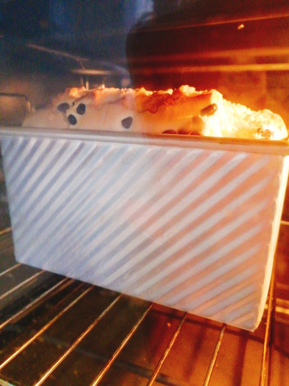 火爆全网的金枕蛋糕，在家轻松复刻，比戚风蛋糕的口感扎实些，比海绵蛋糕更柔软些，孩子以前喜欢吃戚风，自从做完这个，瞬间觉得戚风不香了