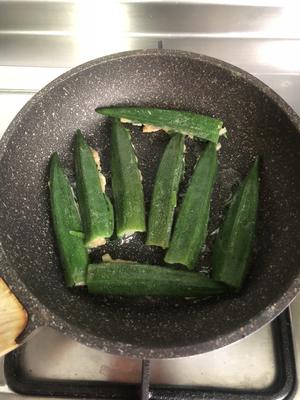 香煎菠菜鸡肉酿秋葵的做法 步骤6