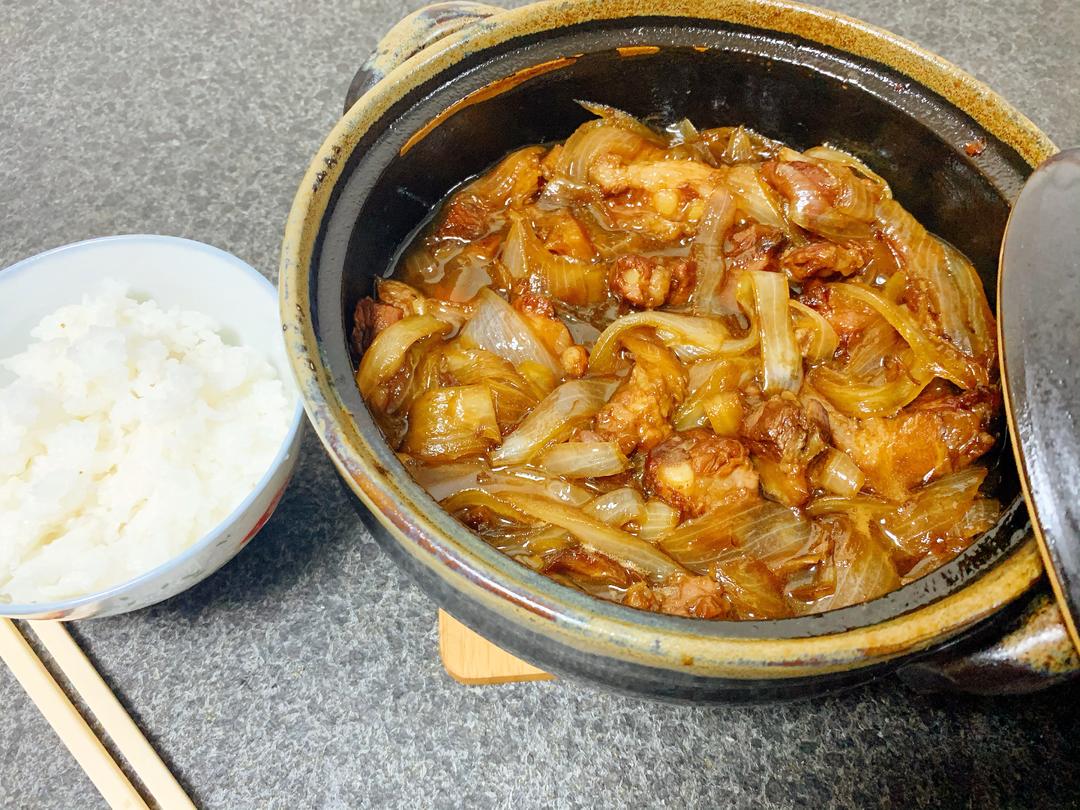 小姨妈洋葱啤酒焖排骨煲（超级下饭，连汁都不放过的煲仔菜）