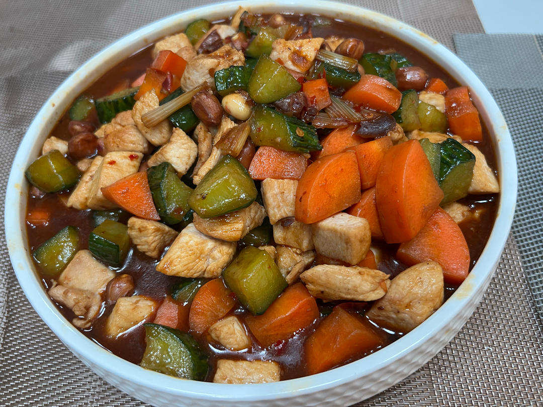 家常快手宫保鸡丁，小朋友也能吃的微辣版，小白也能复刻95%形似，90%味道！