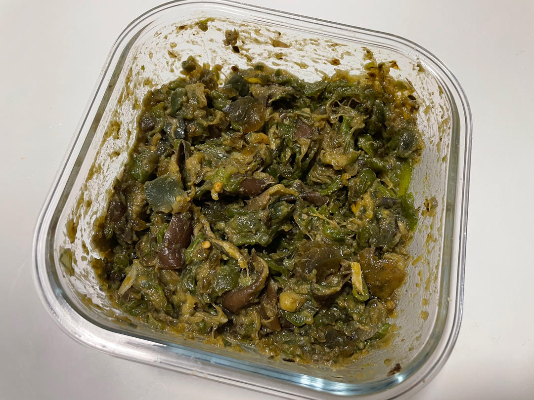 不要被它的外表吓到，吃一口会让你念念不忘辣椒擂皮蛋茄子