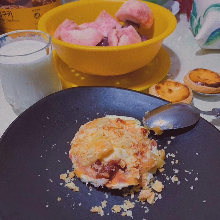 只需摆好材料去微波！惊艳全家的早餐端上桌：香肠奶酪烘蛋