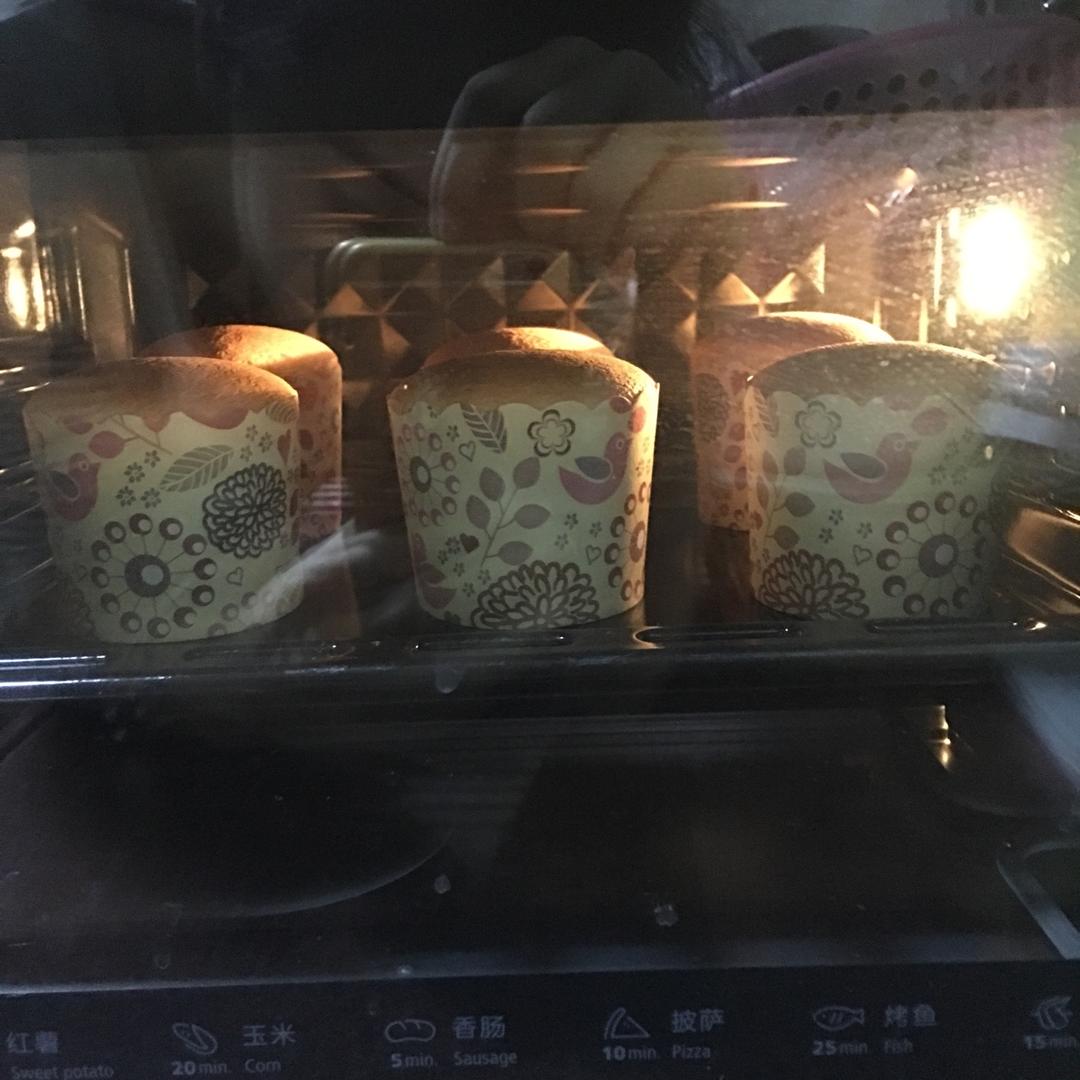 戚风杯子蛋糕^_^不开裂不回缩喔～