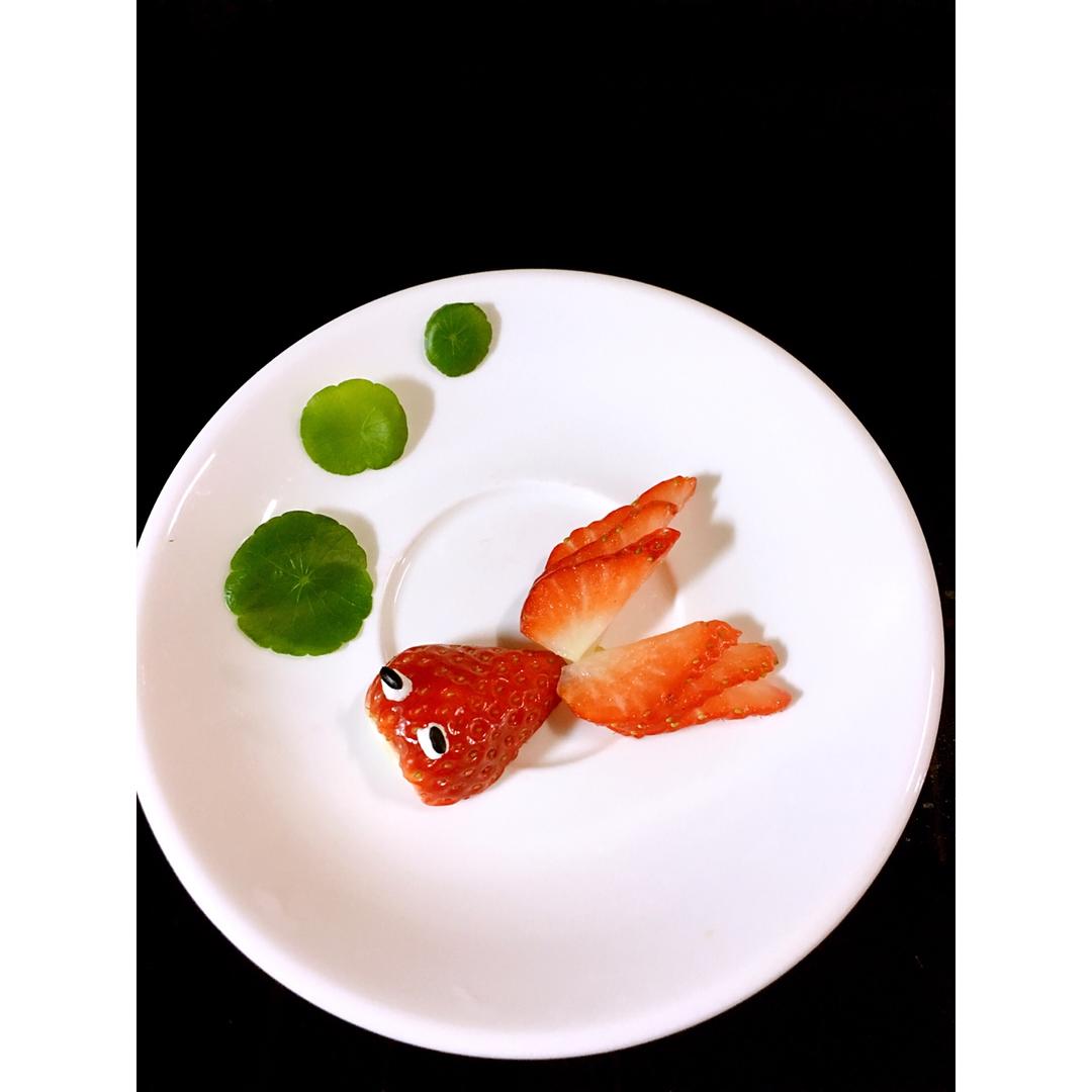 缪妈小厨做的金鱼草莓创意摆盘