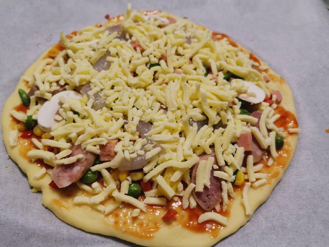 含宣软饼皮做法、自己在家也能做出馅料十足、超拉丝的美味诱人披萨