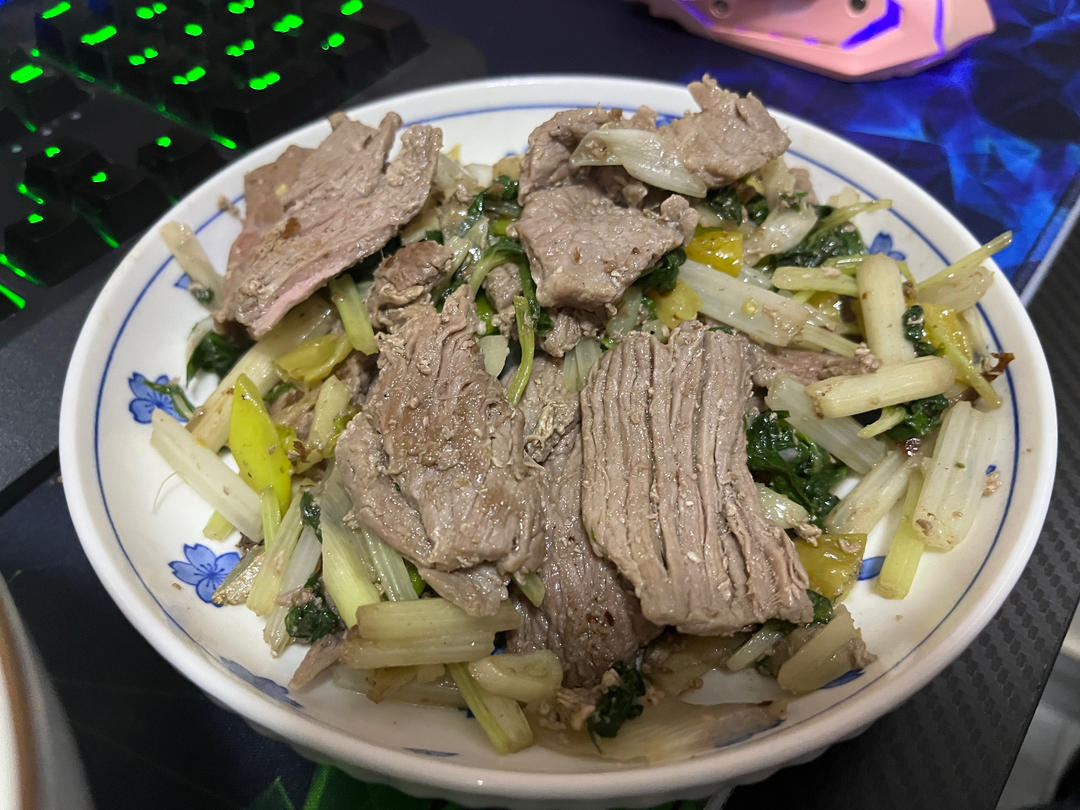 牛肉炒芹菜(不老不柴嫩滑多汁)