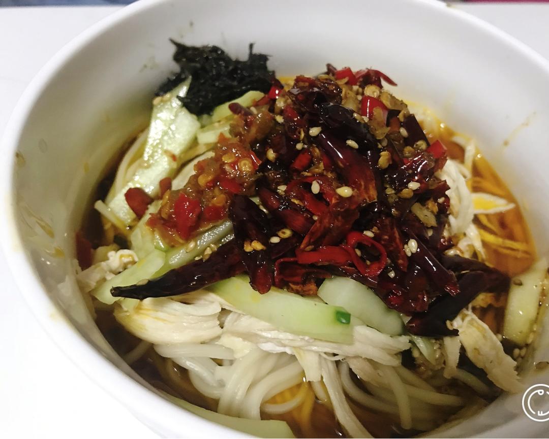 【鸡丝凉面】