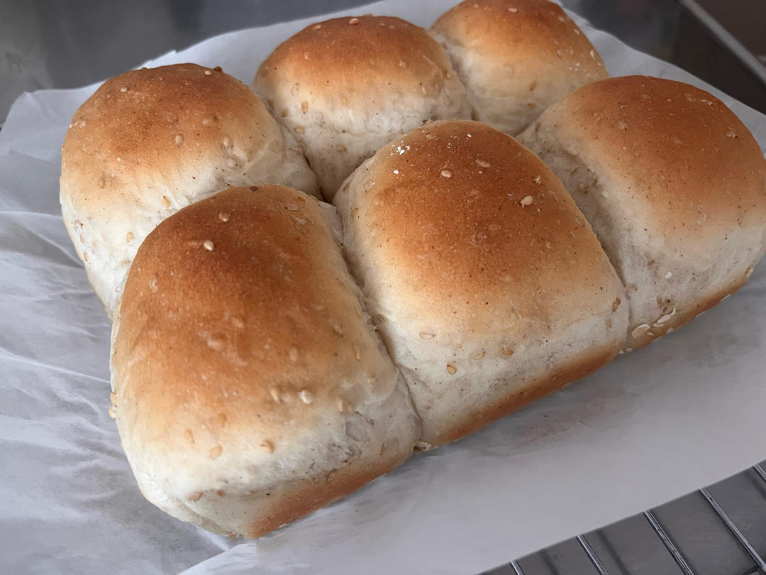 鲜奶黑芝麻餐包
