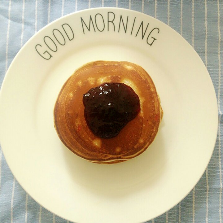 【酸奶松饼yogurt pancake】，搭上黑莓果酱和枫糖的美味。