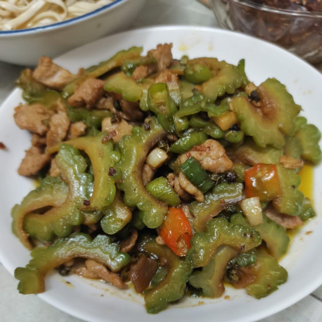 苦瓜炒肉 苦瓜这样做去除大半苦味