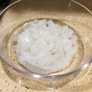黄瓜拌拉皮——三分钟上桌的家常凉菜的做法 步骤2