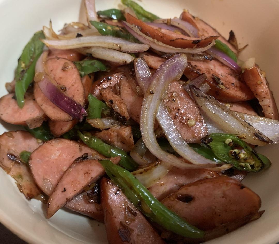 一杆蓝做的洋葱炒红肠