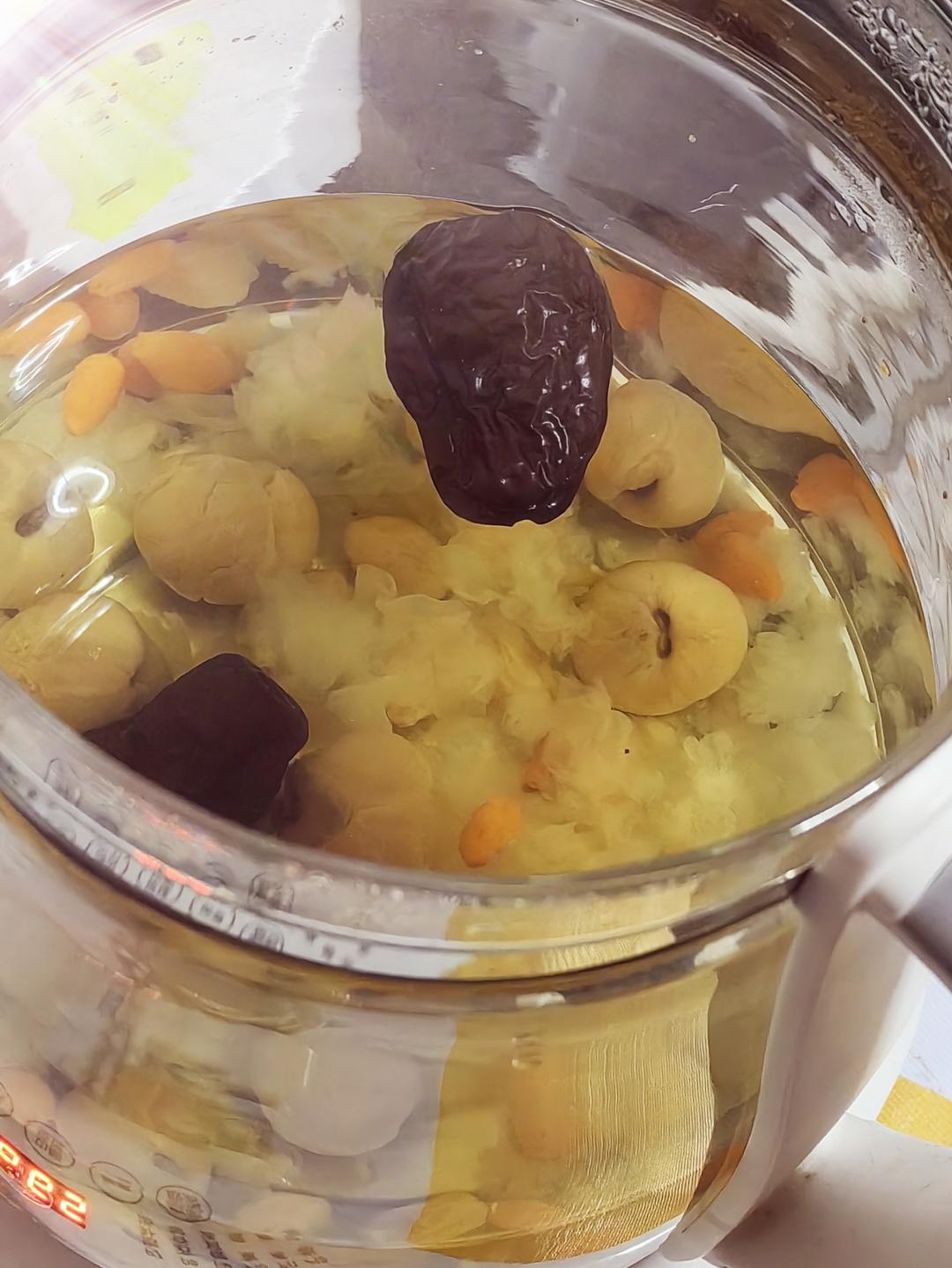 红枣枸杞桂圆银耳汤