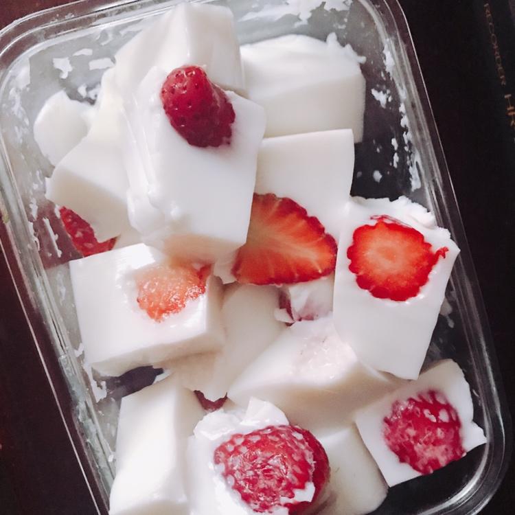 甜品 草莓椰奶冻 略略略猪猪祺做的草莓椰奶冻 略