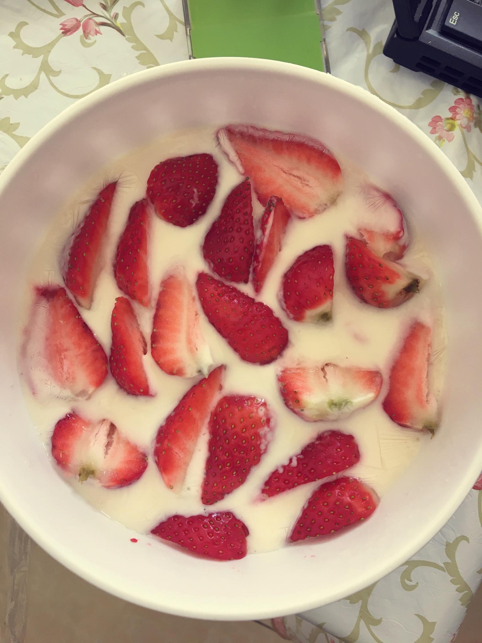 超简单的冻酸奶草莓的做法