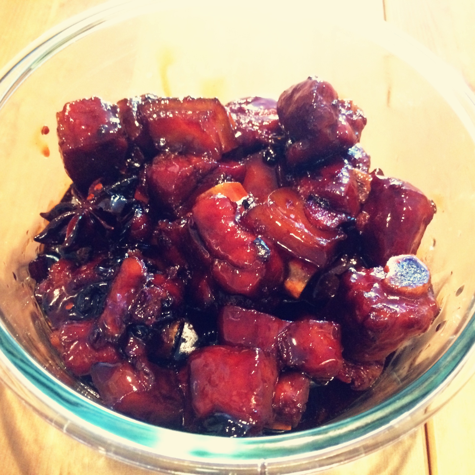 吃着碗里望着锅里的红烧肉