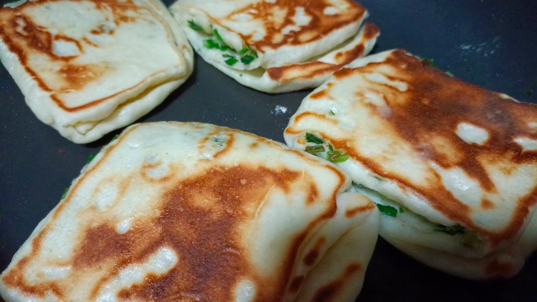 五香葱花饼    葱香四溢   咸香适口   太有食欲了 附细节视频