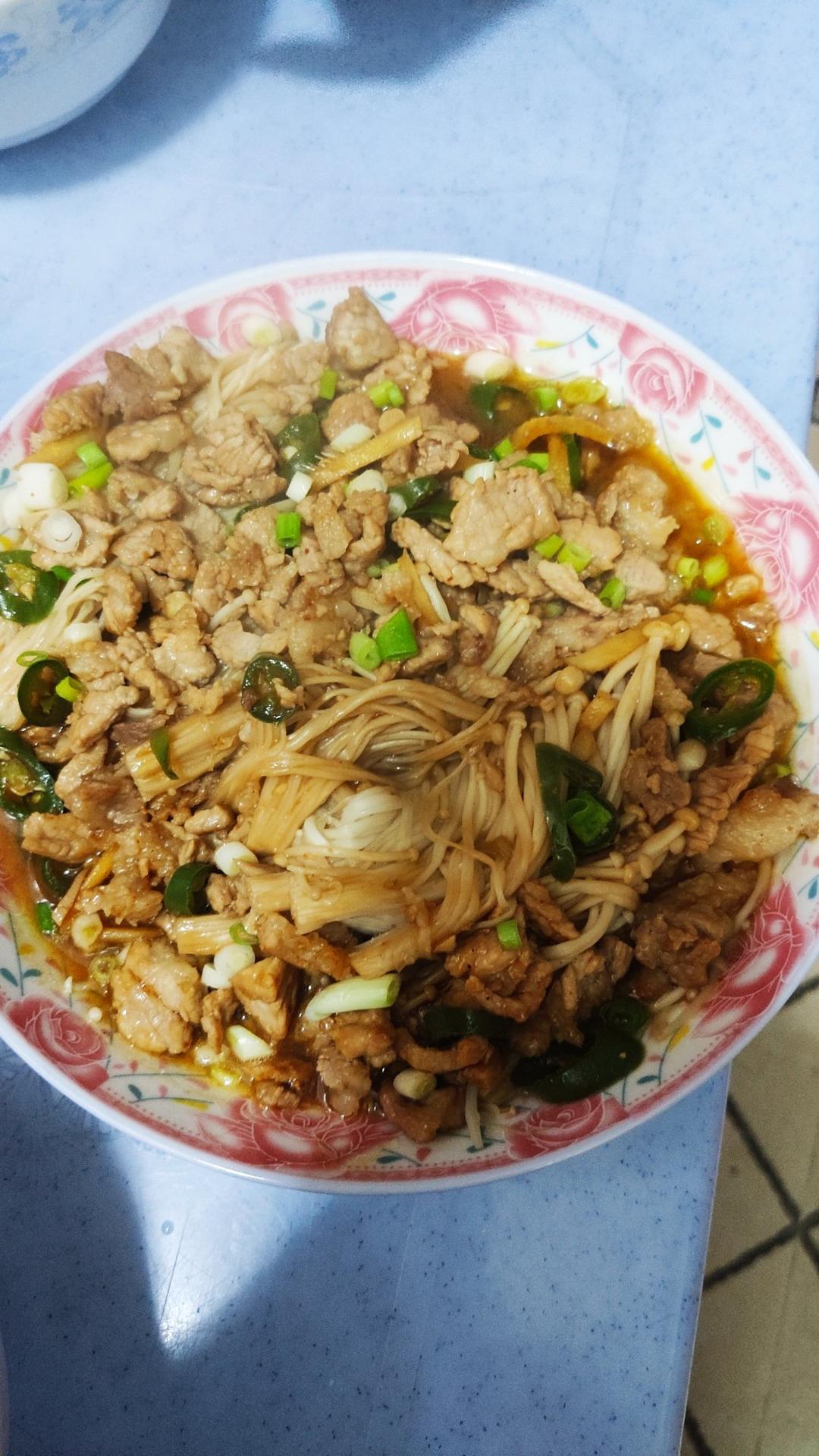 炒鸡下饭肉末金针菇