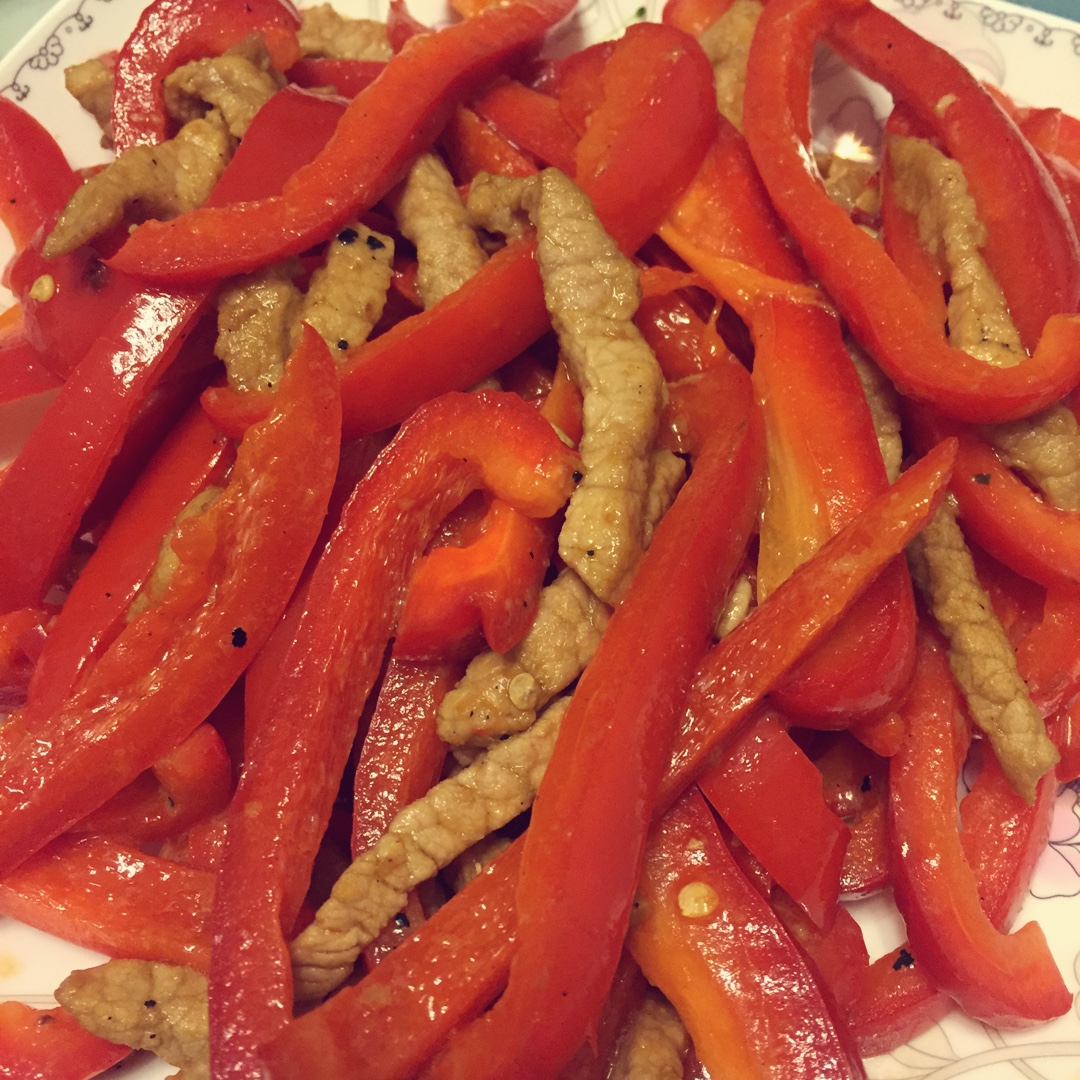 淡淡胭脂兰做的红椒肉丝