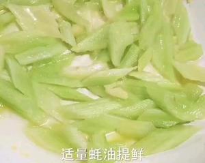 只要5分钟的快手菜，爽脆西芹炒广味腊肠的做法 步骤4