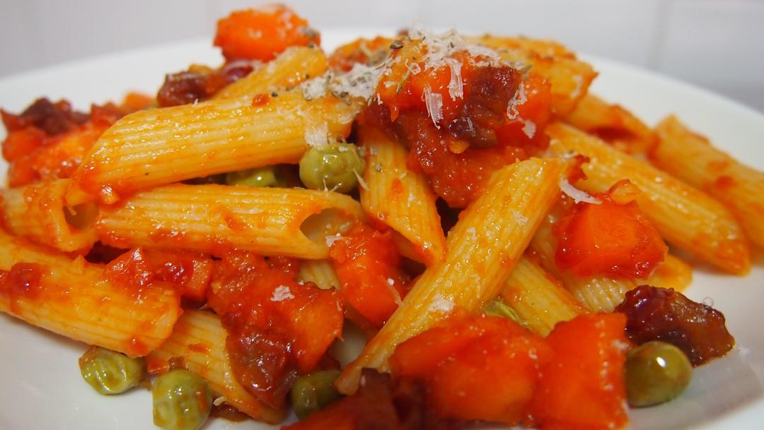 腊肉青豆萝卜红意面Pasta with bacon, soya beans, carrot and tomato sauce的做法