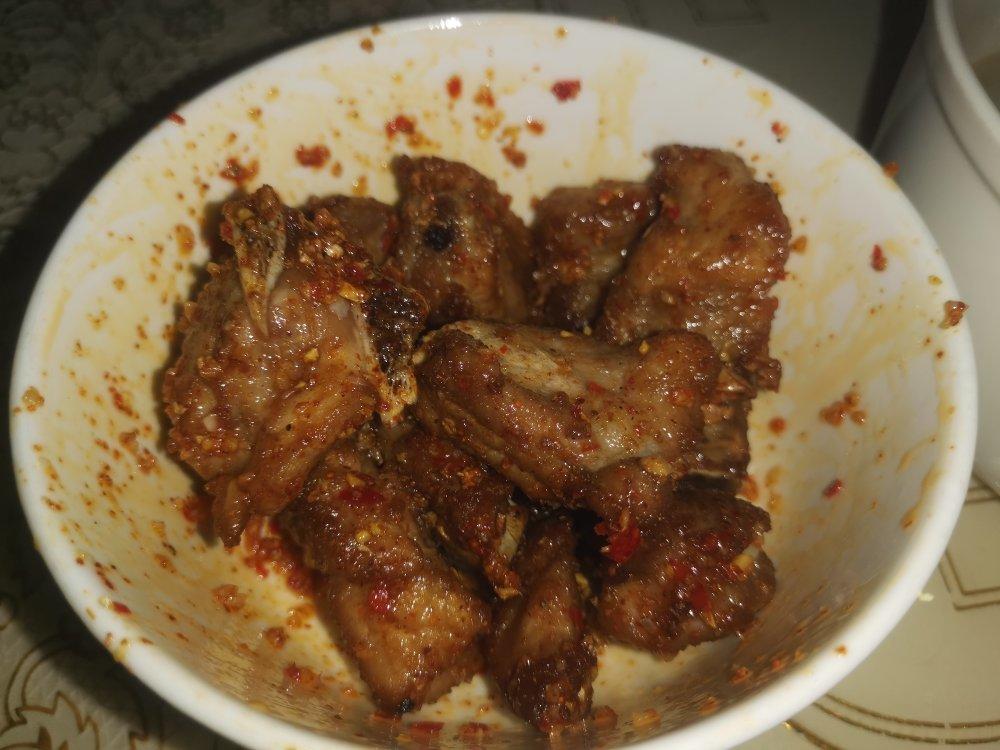 我家排骨从不红烧，加一些大蒜，出锅香喷喷，孩子吃完舔手指