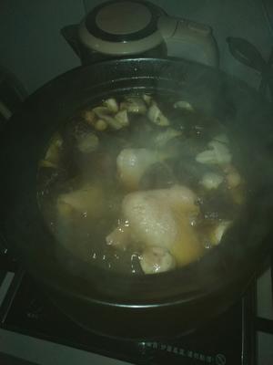 老母鸡菌菇汤的做法 步骤3