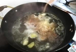 尝理大骨藕汤的做法 步骤3